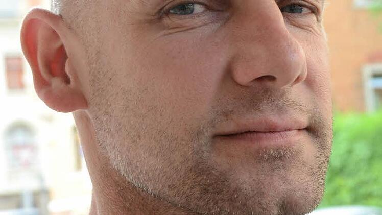 Dominik Schönhöfer, Trainer des TSV Großbardorf (Bayernliga):Von Sportwetten halte ich rein gar nichts, ich bin vom Naturell her konservativ gestrickt. Mit der Thematik habe ich mich nur am Rande beschäftigt. Ich glaube, dass Wetten innerhalb der Mannschaft kein großes Thema sind. Vermutlich ist die Popularität der Sportwetten dem Zeitgeist geschuldet. Ich finde das sehr schade. Im Sport geht es nicht nur ums Gewinnen, für mich sind Werte wie Ehre, Würde, Respekt und Aufrichtigkeit wichtig. V...