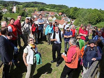 Roman Koch (Mitte) erläuterte die Besonderheiten des neuen Wegs rund um das malerisch gelegene Bärnfels. Foto: Franz Galster