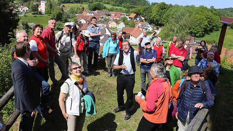 Roman Koch (Mitte) erläuterte die Besonderheiten des neuen Wegs rund um das malerisch gelegene Bärnfels. Foto: Franz Galster