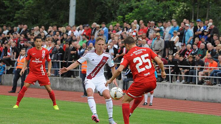 Impressionen vom Spiel des 1. FC Nürnberg (weiße Trikots) gegen die Würzburger Kickers (2:2). Foto: Hopf