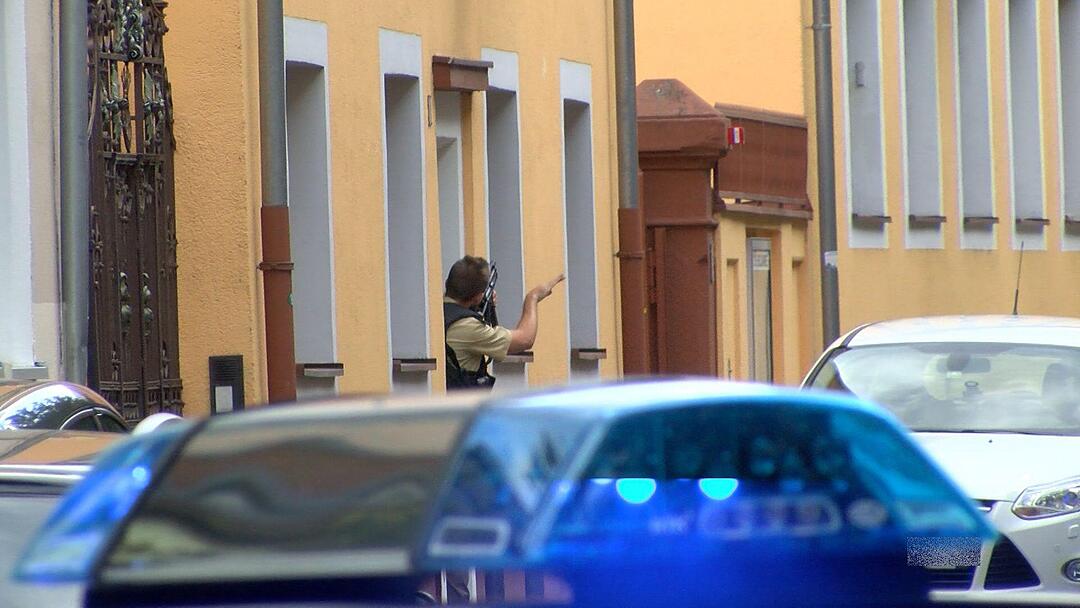 SEK Einsatz - Mann droht mit angeblicher Waffe