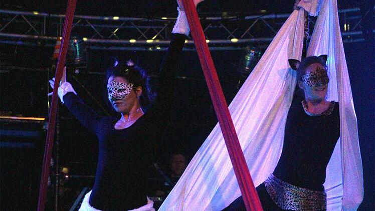 Hammock (Hängematte) und Tuch: Victoria Heinz (links) und Sara Wunderer schwebten artistisch im "Dixiland".Foto: Bertram Wagner