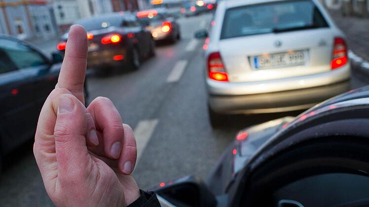 Berühmt-berüchtigt: der "Stinkefinger" - von aggressiven Autofahrern gerne als Gruß verwendet. Eine Studie hat jetzt festgestellt, dass das Klima im Straßenverkehr immer rauer wird. Foto: Jens Büttner/dpa