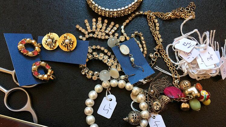 Schmuck zum Schnäppchenpreis im gemeinnützigen Secondhandladen Foto: Nikolas Pelke