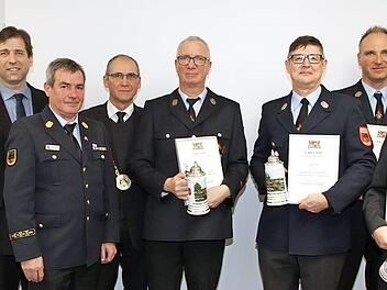 Die geehrten Feuerwehrkameraden mit Landrat Hermann Ulm, Bürgermeister Gerd Zimmer sowie Kreisbrandinspektor Ernst Messingschlager und den beiden Kreisbrandmeistern Rainer Therjan und Willibald Hofmann  Foto: Mathias Erlwein