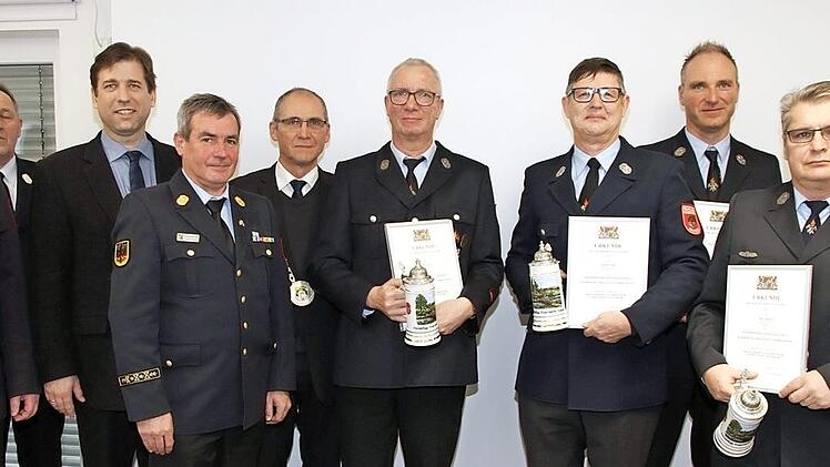 Die geehrten Feuerwehrkameraden mit Landrat Hermann Ulm, Bürgermeister Gerd Zimmer sowie Kreisbrandinspektor Ernst Messingschlager und den beiden Kreisbrandmeistern Rainer Therjan und Willibald Hofmann  Foto: Mathias Erlwein