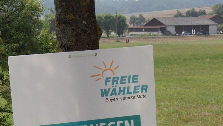 Der viele Text sei für Fußgänger zwar lesbar, "bei Autofahrern verpufft er aber", sagt Haller. Es sei auch nicht sinnvoll, drei verschiedene Politikfelder auf einem Plakat unterzubringen. Die Farbwahl der Freien Wähler sei gelungen und gut im kollektiven Gedächtnis verankert.