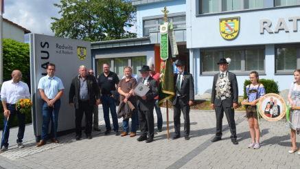 Am Rathaus erfolgte die Abholung der Fahne und der Gemeinderäte. Foto: Thomas Micheel
