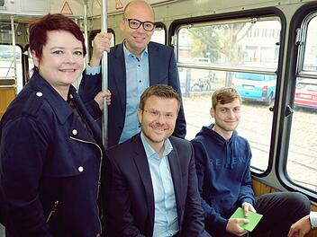 Kritische Fragen zu Drogen und Gewalt: Die OB-Kandidaten für Nürnberg mussten sich in Nürnberg kritischen Fragen von Johann, Tim, Sebastian und weiteren Jugendlichen stellen.  Foto: Nikolas Pelke