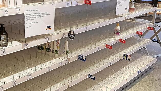 Desinfektionsmittel sind derzeit auch in Coburg Mangelware - wie hier im dm-Drogeriemarkt. Es werde mit Hochdruck daran gearbeitet, die "Warenverf&uuml;gbarkeit wiederherzustellen", hei&szlig;t es auf dem Infoblatt. Foto: Ulrike Nauer