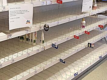 Desinfektionsmittel sind derzeit auch in Coburg Mangelware - wie hier im dm-Drogeriemarkt. Es werde mit Hochdruck daran gearbeitet, die "Warenverfügbarkeit wiederherzustellen", heißt es auf dem Infoblatt. Foto: Ulrike Nauer