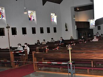 Kirche im Ausnahmezustand: Beim Gottesdienst in Hirschfeld galt es, die Sicherheitsmaßnahmen einzuhalten. Foto: Veronika Schadeck