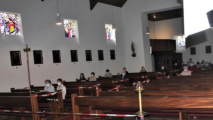 Kirche im Ausnahmezustand: Beim Gottesdienst in Hirschfeld galt es, die Sicherheitsmaßnahmen einzuhalten. Foto: Veronika Schadeck