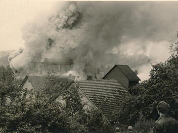 Am 20. Juli 1962 legte ein verheerendes Feuer die Hoffmann'sche Mühle in Steinenhausen in Schutt und Asche. Repro: Erich Olbrich