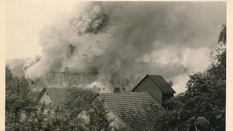 Am 20. Juli 1962 legte ein verheerendes Feuer die Hoffmann'sche Mühle in Steinenhausen in Schutt und Asche. Repro: Erich Olbrich