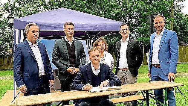 Sachsens Ministerpräsident Michael Kretschmer zu Gast in Adelsdorf. Hinter ihm stehen (von links) Alexander Tritthart, Stefan Müller, Siglinde Pörner, Nico Kauper, Matthias Goß.