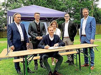 Sachsens Ministerpr&auml;sident Michael Kretschmer zu Gast in Adelsdorf. Hinter ihm stehen (von links) Alexander Tritthart, Stefan M&uuml;ller, Siglinde P&ouml;rner, Nico Kauper, Matthias Go&szlig;.