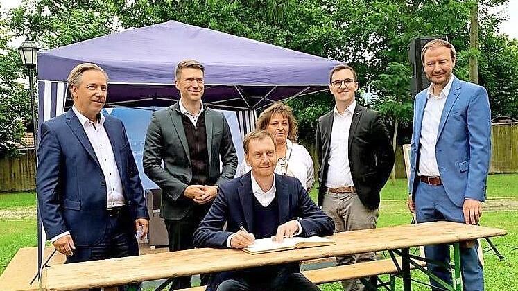 Sachsens Ministerpräsident Michael Kretschmer zu Gast in Adelsdorf. Hinter ihm stehen (von links) Alexander Tritthart, Stefan Müller, Siglinde Pörner, Nico Kauper, Matthias Goß.