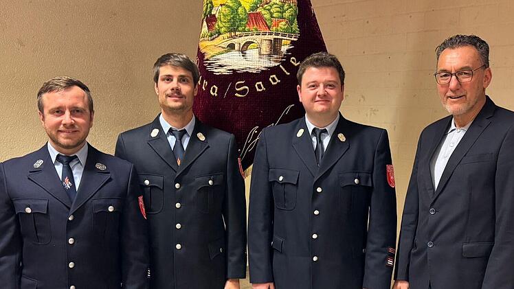 2. Vorstand des Feuerwehrvereins Andreas Nuß (v. l.), stellvertretender Kommandant Johannes Kaiser, 1. Kommandant Marcel Weißensel und Bürgermeister/1. Vorstand Thomas Hack