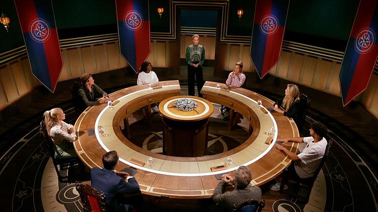 "Wo sind die Schafe, wo die Wölfe? Und: Seid ihr selbst Schafe?" Sonja gibt die Debatte am Runden Tisch frei - und alle fallen über Thaddäus her. "Ich fühle mich wie in einem Prozess", sagt er.