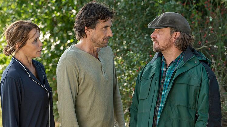 Katharina (Anja Kling) und Erik (Oliver Mommsen, Mitte) bekommen &Auml;rger mit Bauer Friedrichs (Tim Grobe), weil sie mit ihren Sch&uuml;lern wild campen.