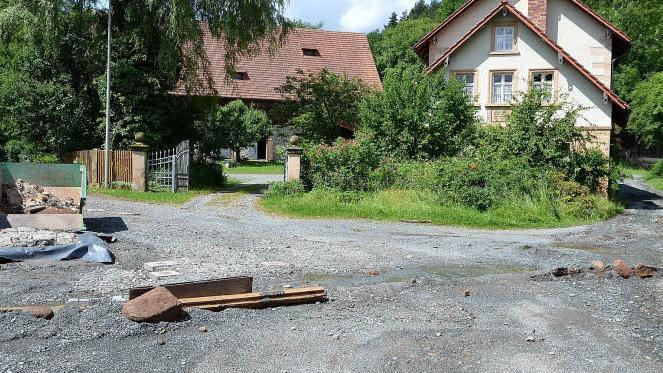 Von beiden Seiten, links die Dorfstraße, rechts der Ruhweg, schoss das Wasser in Sturzbächen Richtung Dorfplatz.