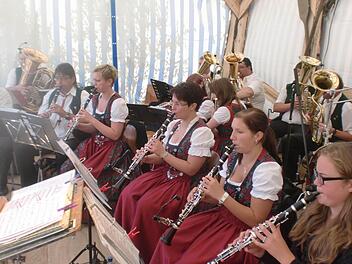 Der Musikverein Rothenkirchen wird am Sonntag ab 17 Uhr das Festzelt zum Beben bringen.  Foto: Hofmann
