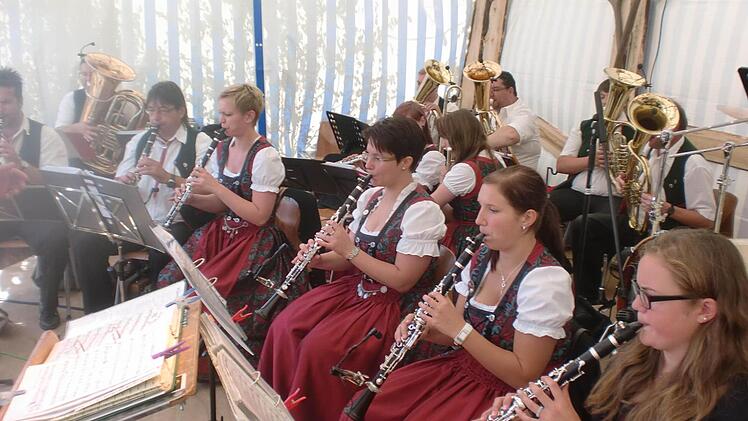 Der Musikverein Rothenkirchen wird am Sonntag ab 17 Uhr das Festzelt zum Beben bringen.  Foto: Hofmann