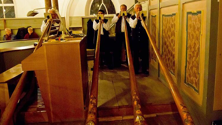 Ein stimmungsvolles Adventskonzert erlebten zahlreiche Zuhörer in der Heilig-Kreuz-Kirche. Zu den Mitwirkenden zählten auch die Hinterschroffenauer Alphornbläser Foto: Jochen Berger