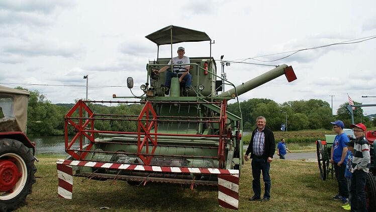 20 Jahre älter als er selbst ist der Mähdrescher von Christian Schmitt aus Limbach "aber er wäre sofort einsatzfähig". Er drischt dann aber doch lieber mit einer etwas neueren Version. Der Claas Matador ist Baujahr 1964, hat eine Arbeitsbreite von 2,7 Metern, 85 PS und kann sich mit maximal 20 Stundenkilometern fortbewegen. Foto: Sabine Weinbeer