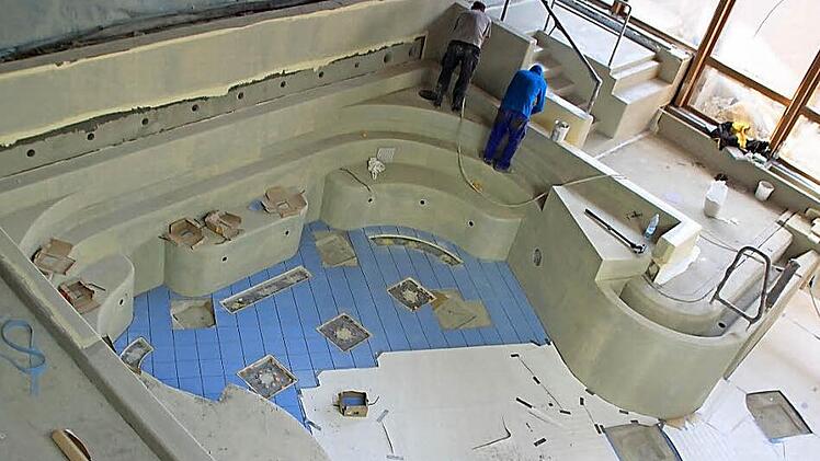 Der große Naturstein, der bis vor kurzem über der Grotte lag, ist weg. An dieser Stelle entsteht nun eine Lichtbetongrotte, etwas Außergewöhnliches mit Erlebnischarakter für die Badegäste und Fußmassagedüsen auf dem Beckengrund. Fotos: Matthias Einwag