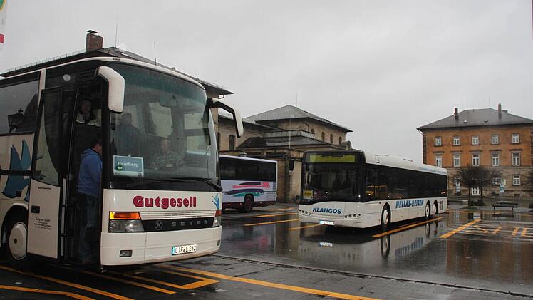 Der Lichtenfelser Bahnhofsvorplatz ist ein Drehkreuz, das von allen drei Linien des Schienenersatzverkehrs (SEV) bedient wird. Foto: Andreas Schmitt