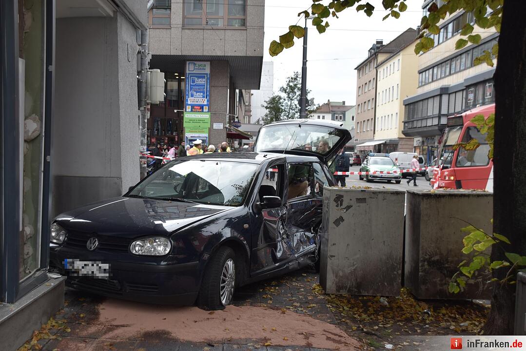 Nürnberg-Südstadt: Pkw rammt Straßenbahn