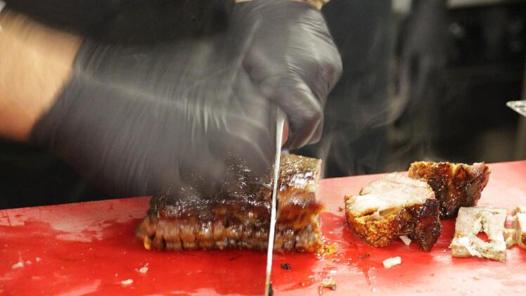 Fleisch zerteilen.