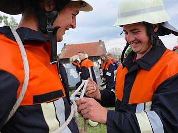 Eine aktive Jugend zeichnet die Freiwillige Feuerwehr Völkersleier aus, die am Samstag ihre Leistungsprüfung ablegte. Jetzt wünscht man sich nur noch mehr Frauen. Fotos: Gerd Schaar