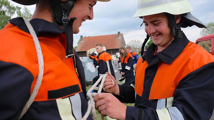 Eine aktive Jugend zeichnet die Freiwillige Feuerwehr Völkersleier aus, die am Samstag ihre Leistungsprüfung ablegte. Jetzt wünscht man sich nur noch mehr Frauen. Fotos: Gerd Schaar