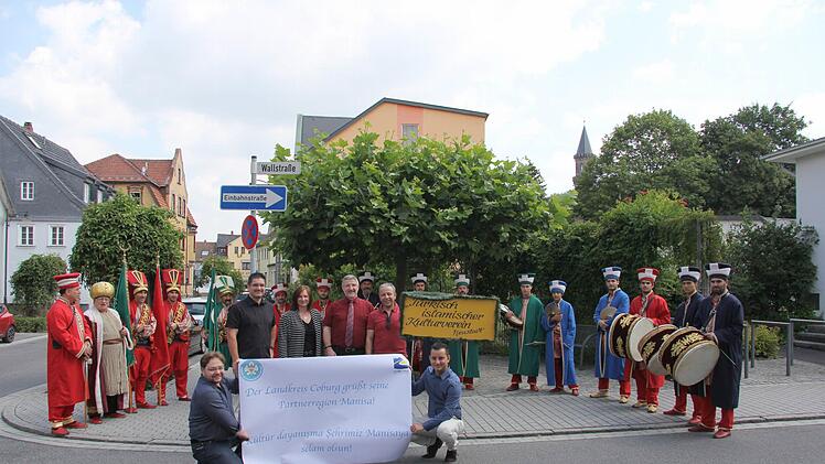 Der Anfang vom Ende: Beim Neustadter Kinderfest gab es im vergangenen Jahr noch eine Grußbotschaft in die Region Manisa, wo gerade der Putschversuch gegen die amtierende Regierung gescheitert war. Vorne rechts: Kreistagsmitglied Kanat Aktin, dem Peter Jacobi vorgeworfen hat, mit der Partnerschaft zu Manisa "Partikularinteressen" zu verfolgen. Foto: Alexandra Kemnitzer