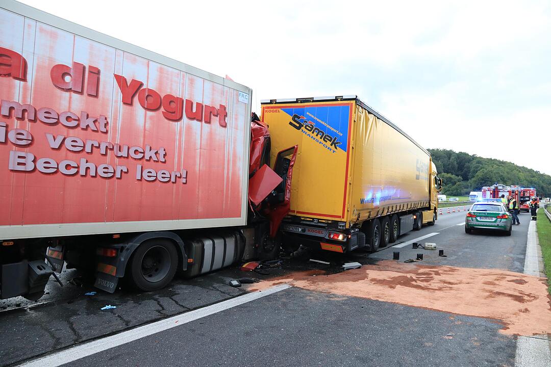 A3 bei Schlüsselfeld: Zwei Personen bei Lkw-Crash eingeklemmt