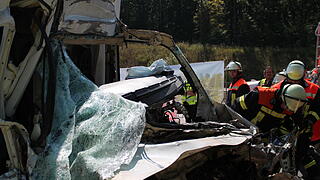 Lkw-Fahrer &uuml;berlebt Unfall nicht