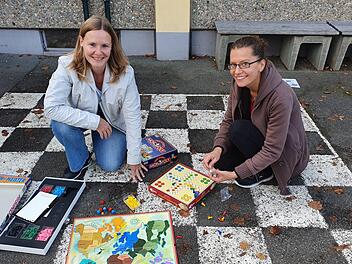 Tanja Dvorak (links) und Diana Könitzer bereiten den ersten Spieltag in Pretzfeld vor.Carmen Schwind