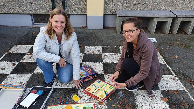 Tanja Dvorak (links) und Diana Könitzer bereiten den ersten Spieltag in Pretzfeld vor.Carmen Schwind