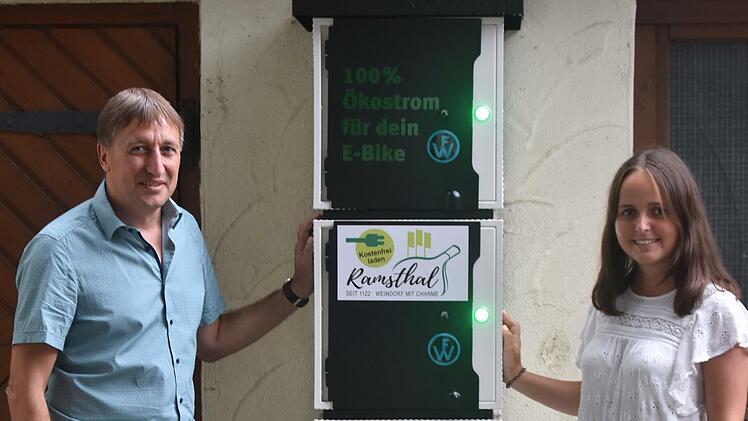 Bürgermeister Rainer Morper nimmt mit Projektmanagerin Saskia Bleher von Naturstrom die E-Bike Ladestation am Ramsthaler Dorfplatz in Betrieb. Foto: Andreas Lomb