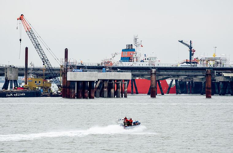 Spezialschiff für LNG-Terminal kommt Mitte Dezember