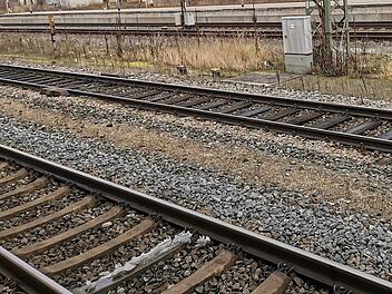 Bahnhof, Schienen, Gleise, Bahnsteig, Bahn, Zugverkehr, Bahnstrecke, Züge, Pendler, Sperrung