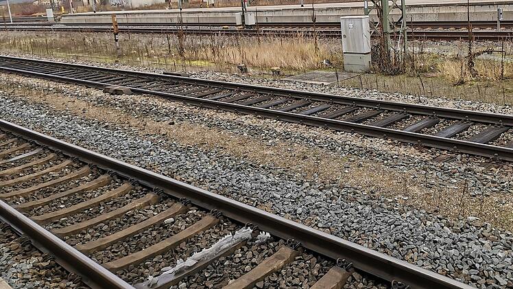 Bahnhof, Schienen, Gleise, Bahnsteig, Bahn, Zugverkehr, Bahnstrecke, Züge, Pendler, Sperrung