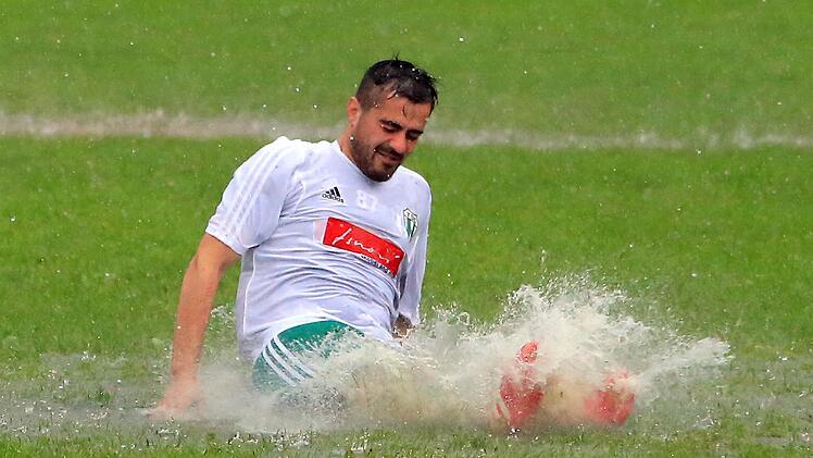 Bedingungen ähnlich wie auf dem Platz in Meeder herrschten am Sonntag auf zahlreichen Sportplätzen der Region. Leidtragender in dieser Situation ist Visar Rexhaj von der TSG Niederfüllbach. Die Partie wurde dann auch abgebrochen; einige andere wurden erst gar nicht angepfiffen.  Foto: Timo Geldner