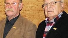 Adolf Preu und Ehrenkreisbereitschaftsleiter Manfred Biertempfel (links) wurden für 45 und 55 Jahre Mitgliedschaft im Roten Kreuz ausgezeichnet.  Foto: Gerold Snater