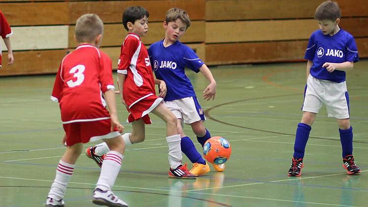 Spielszene vom Hallenturnier der F-Junioren in Kronach.  Foto: Heinric Weiß