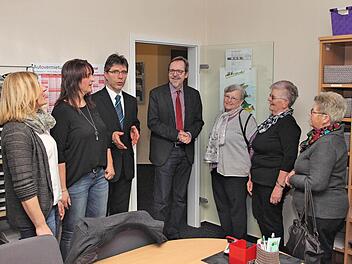 Umgezogen: Die Diakoniestation Lauertal ist in die Poppenlauerer Straße 19a in Maßbach umgezogen. Pfarrer Stefan Bonawitz (3.v.l.) führte bei der Eröffnung Pfarrer Jochen Kessler-Rosa, Vorstand des Diakonischen Werks Schweinfurt (Bildmitte) und weitere Gäste durch die Räume. Links die stellvertretende Leiterin der Diakoniestation Daniela Göllnitz, rechts daneben die Leiterin Anja Eußner.  Foto: Dieter Britz