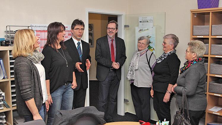 Umgezogen: Die Diakoniestation Lauertal ist in die Poppenlauerer Straße 19a in Maßbach umgezogen. Pfarrer Stefan Bonawitz (3.v.l.) führte bei der Eröffnung Pfarrer Jochen Kessler-Rosa, Vorstand des Diakonischen Werks Schweinfurt (Bildmitte) und weitere Gäste durch die Räume. Links die stellvertretende Leiterin der Diakoniestation Daniela Göllnitz, rechts daneben die Leiterin Anja Eußner.  Foto: Dieter Britz